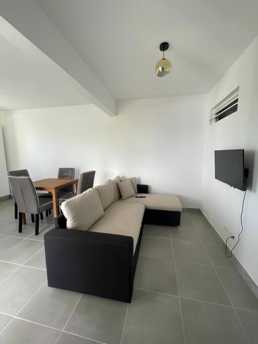 Bas De Villa F2 Neuf Avec Terrasse Et Piscine Le Diamant Kültér fotó